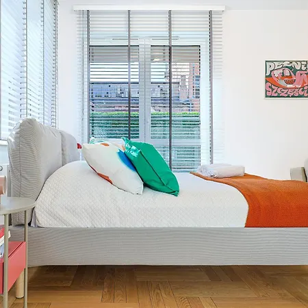 Luxe 2, Cozy, In The Center *